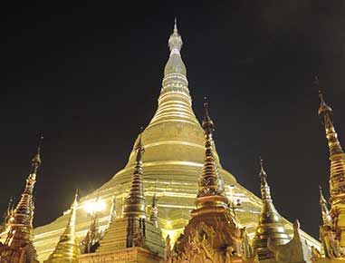 スレー・パゴダは、ヤンゴン市の中心部にあるパゴダ。釈尊の聖髪が安置されていると信じられている寺院です。高さは48ｍで、商店街の中心に位置しています。